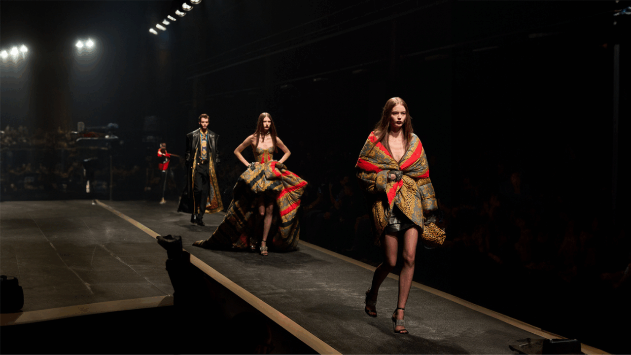 Prada compra Versace por €1.250 M: un giro estratégico en el lujo